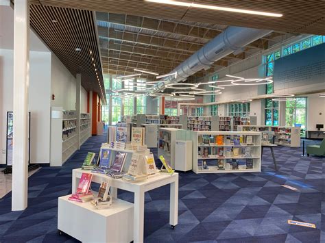 Annapolis library - Monday - Thursday: 10 am - 9 pm at most locations*. Friday - Saturday: 10 am - 5 pm. *Discoveries: The Library at the Mall is open until 8 pm Monday - Thursday. The following library locations are open Sundays from 1 - 5 pm until Memorial Day weekend: Busch Annapolis. 